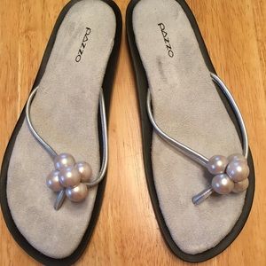 New in box Pazzo silver sandals size 7.5 flip flop